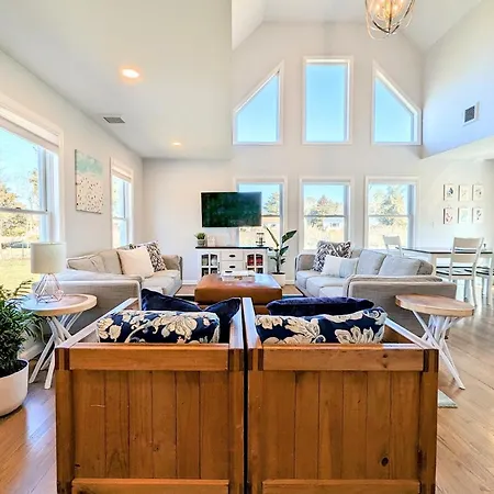 Bright Oasis In Beautiful North Fork Wine Country Villa